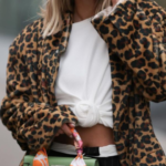 Outfit mujer cómodo con abrigo de leopardo